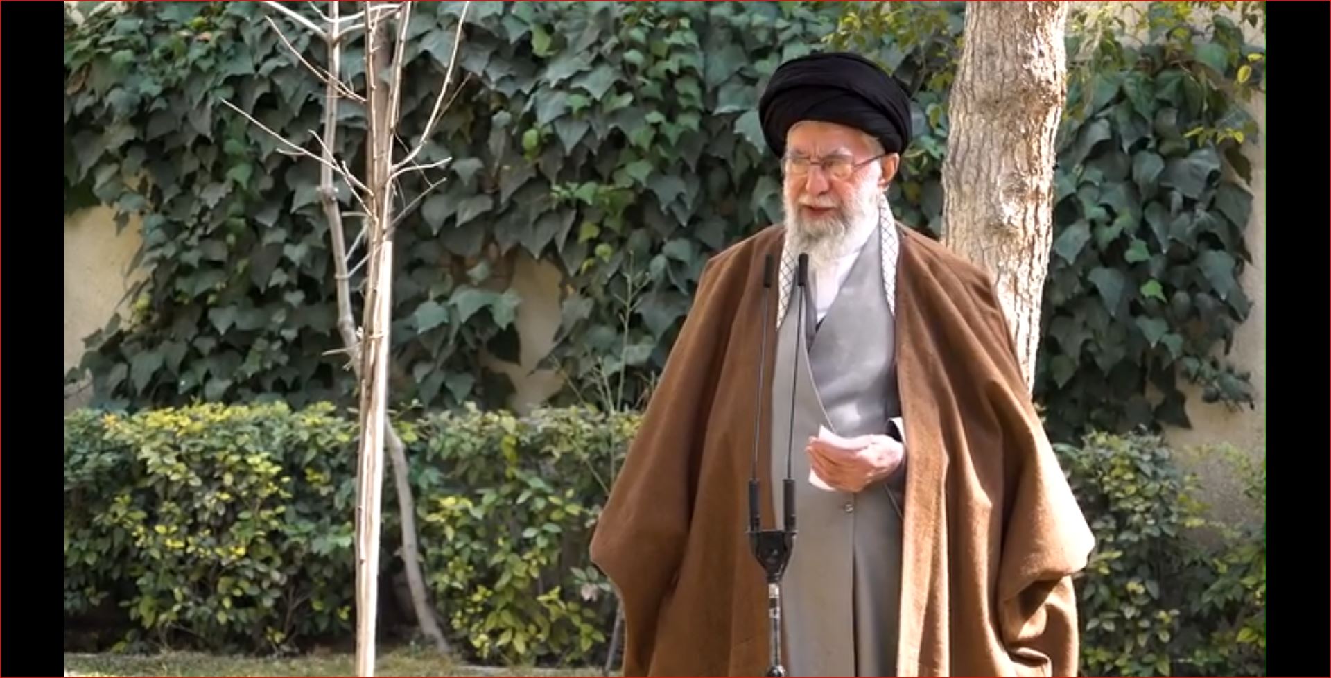 بیانات رهبر انقلاب اسلامی پس از کاشت نهال در روز درختکاری